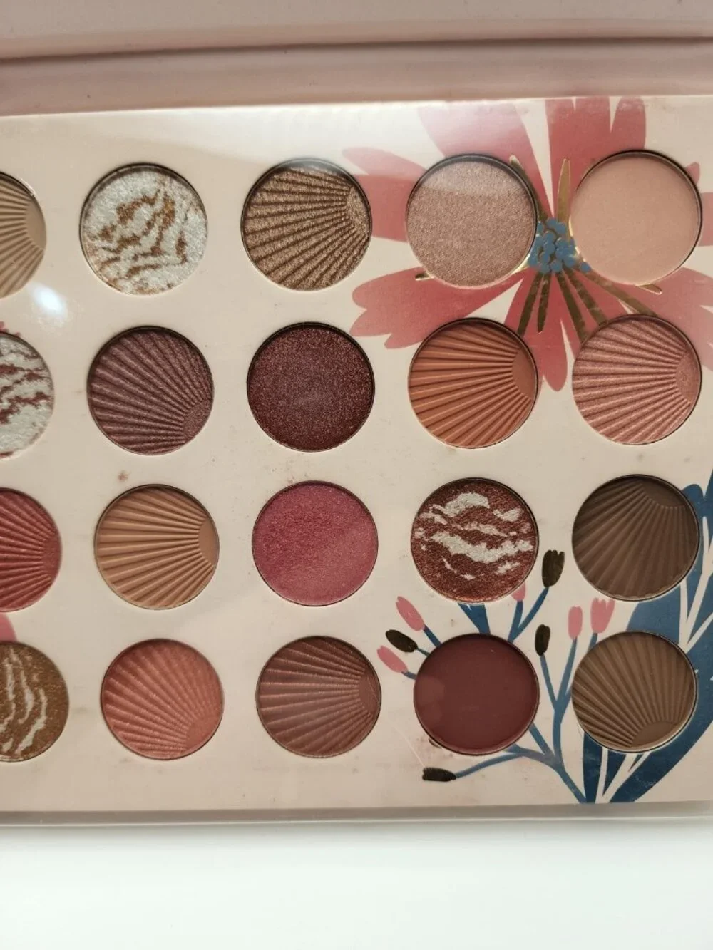 Nicole Miller New York Shimmer Eyeshadow Palette 24 Pans New